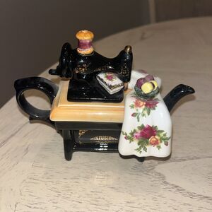 Royal Albert "Old Country Roses" MINIATURE Sewing machine. Great condition. CAT